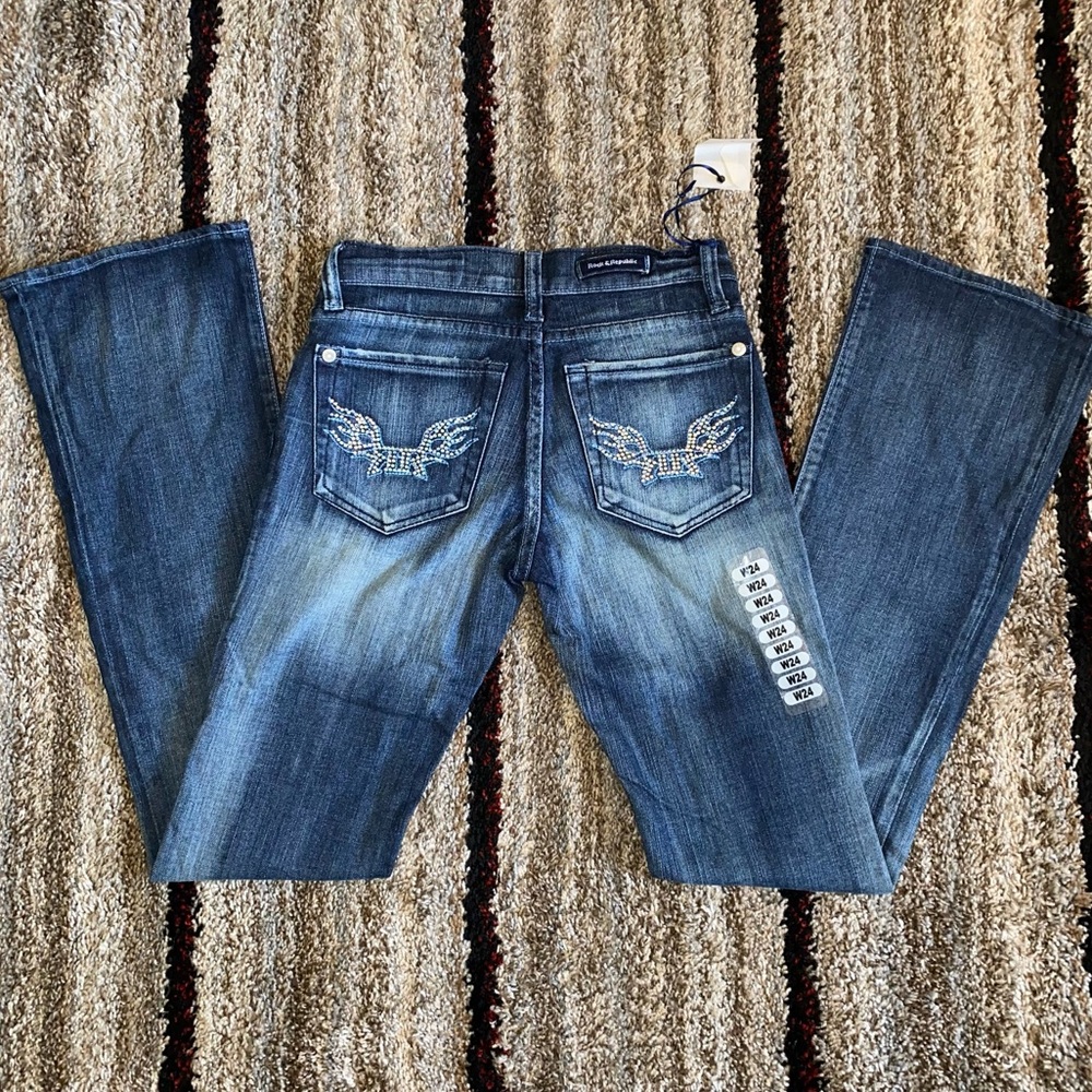 NWT Rock & Republic bootcut jeans, size 24. Embellished pockets. Really cute!